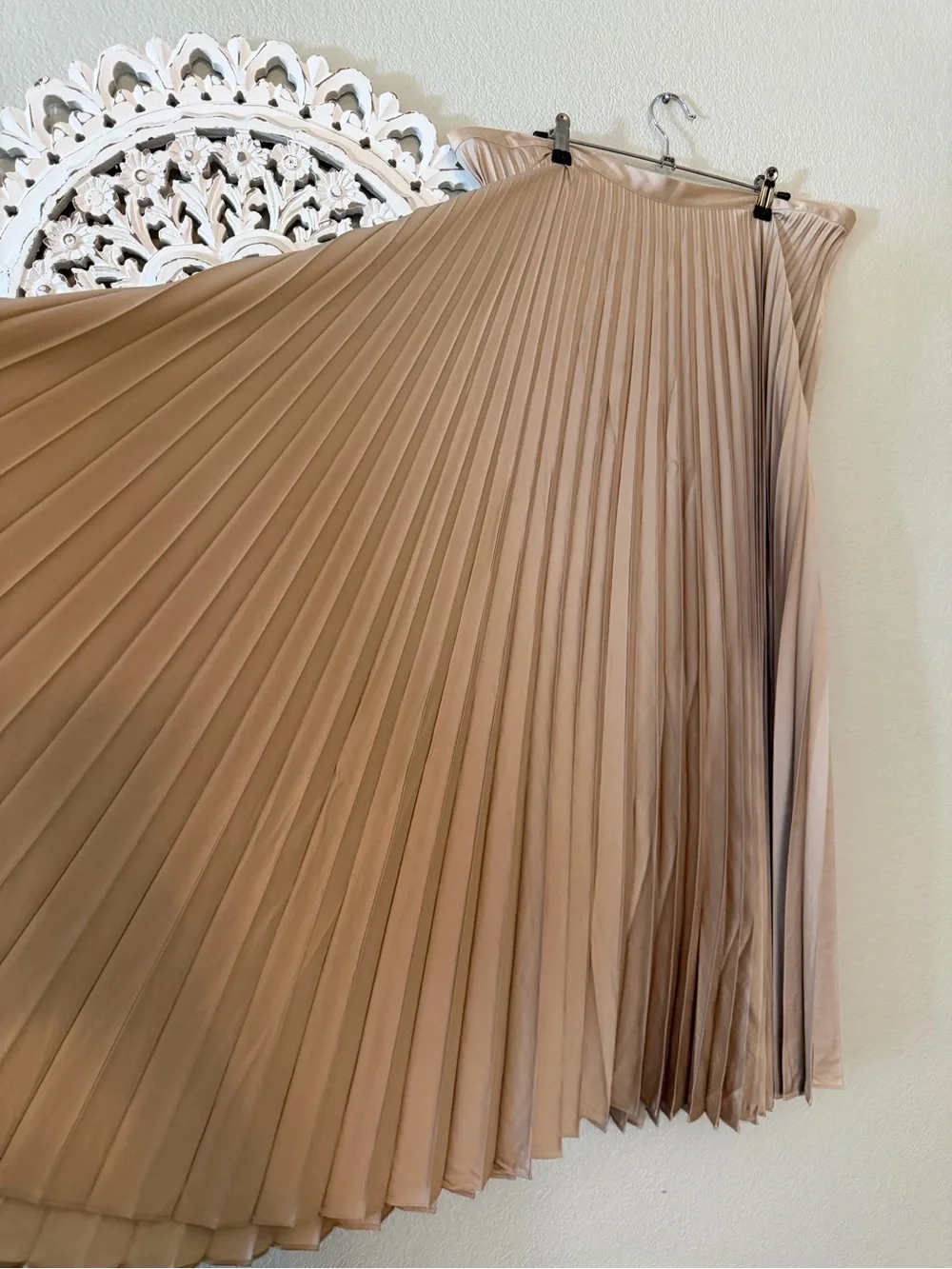 Dainty Jewells Pleated Skirt in Soft gold